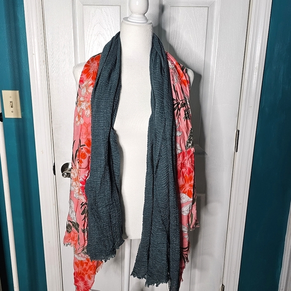 Scarf bundle (one NWT) - Picture 3 of 14